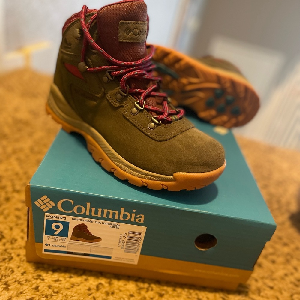 NWT/NIB Columbia Hiking Boots 🥾 - Picture 2 of 4